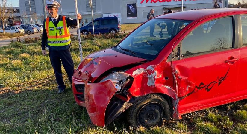 Lesodródott az úttestről egy autós a zalaegerszegi Zone Bevásárlóparknál (galéria)