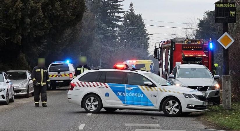 Rohantak a tűzoltók, kigyulladt egy ingatlan tetőszerkezete