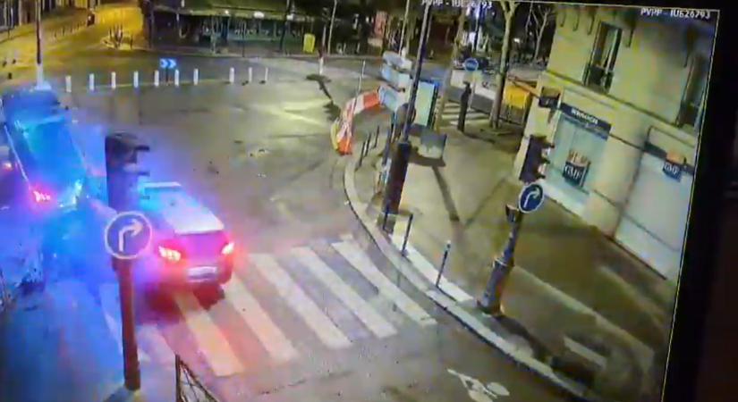 A Taxiba illő jelenet: Üldözés közben a menekülőbe három rendőrautó csapódott