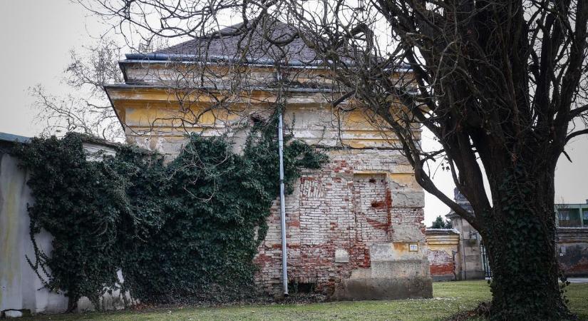 Egy elhagyatott vasi narancsházban jártunk – Hátborzongató fotókat mutatunk