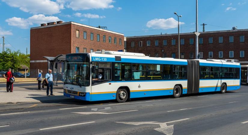 Leszállt az anya a buszról, a babakocsira rácsukta a sofőr az ajtót és három gyerekkel elhajtott