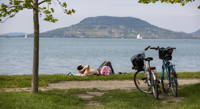 Új jegytípus jön egy balatoni strandon, a bringások örülhetnek neki