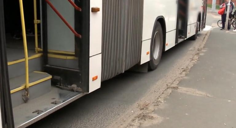 Babakocsira csukta rá az ajtót egy buszsofőr Debrecenben