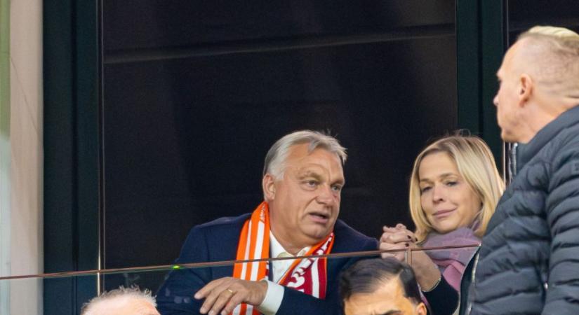 Orbán Viktor sportkocsmából jelentkezett be, és elmondta, szereti hallgatni a „csontzenét”