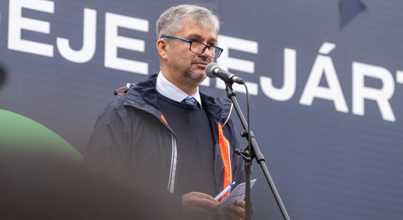 Hadházy Ákos posztolta a képeket a Magyar Péterrel borozó Lévai Anikóról