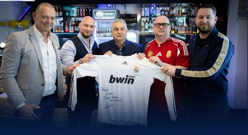 Elindult a licit Orbán Viktor Real Madrid mezéért, amelyet Szalai Ádám dedikált