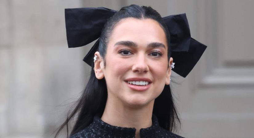 Dua Lipa szexi fűzőben forrósította fel a hangulatot: szédítő szettjétől a rajongók szája is tátva maradt