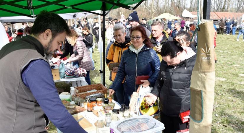 Új helyszínen nyílt meg a Szigetközi Szatyor – Mutatjuk, milyen különleges szobrot avattak