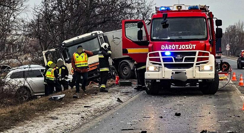 Súlyos baleset Zsámbéknál: autóval ütközött egy állatokat szállító kamion, több tehén elpusztult, teljesen lezárták az utat