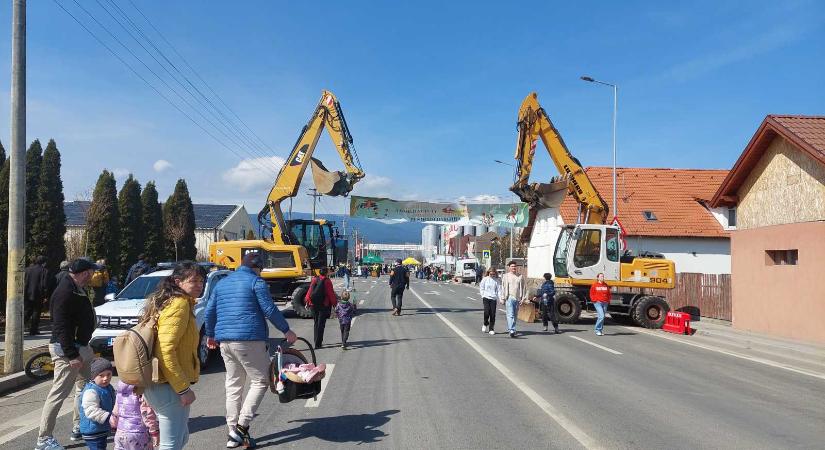 Tavaszi zsongás az aszfalton: rendhagyó módon avatták fel a csíkszeredai Hargita utcát