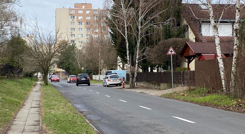 Hihetetlen, hogy senki nem tartja be ezt a KRESZ-szabályt ezen a nyíregyházi utcán, pedig durva balesetet is okozhatnak