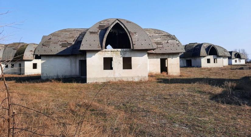 Szellemfalu árválkodik a Tisza partján, aprajafalvával együtt az álmok is pusztulnak – videóval