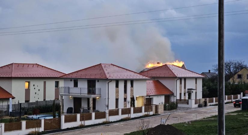 Kigyulladt egy nyaraló Balatonfüreden (videó)