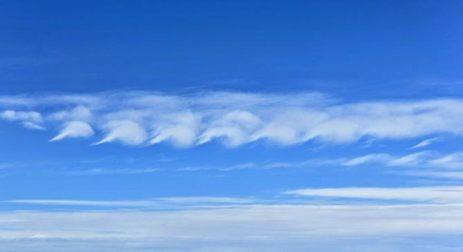 Kelvin-Helmholz felhők hullámoztak a záporok felett