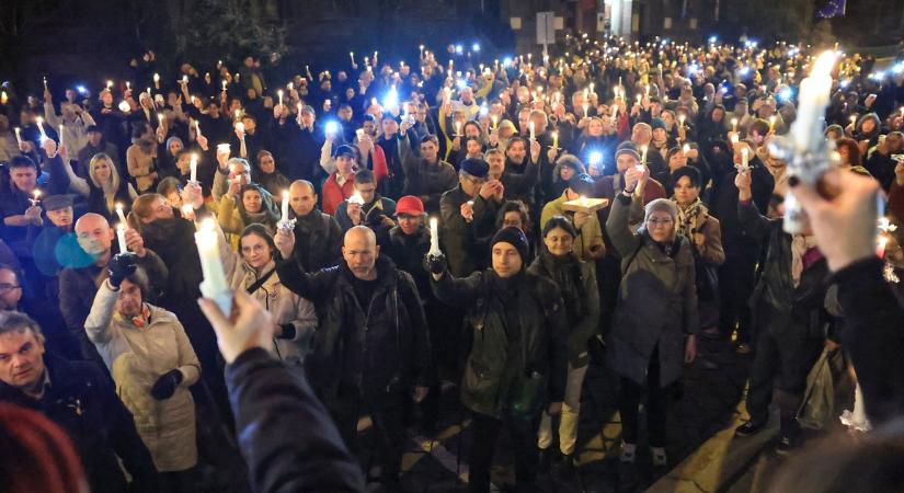 „Fényt az éjszakában!” - közösségi kiállás a bíróságokért és a bírói függetlenségért - galéria