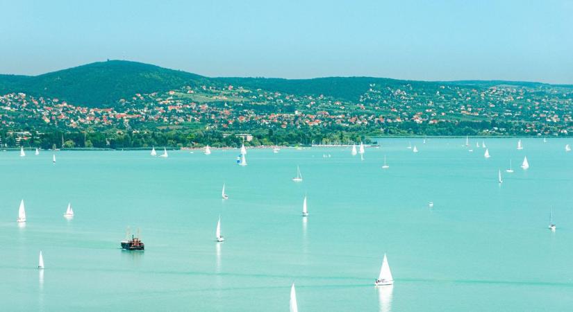 Lesz biciklis strand a Balatonon - ennyibe kerül