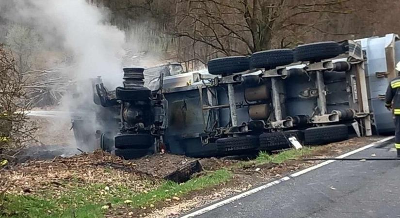 Teljes útlezárás a 82-esen, kigyulladt egy kamion vezetőfülkéje! (brutális helyszíni képek!)