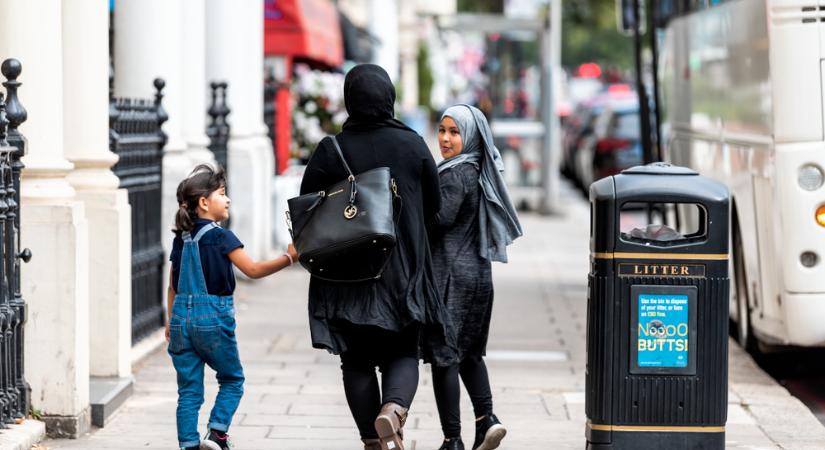 Még évekig szállodákban látják vendégül a migránsokat Nagy-Britanniában