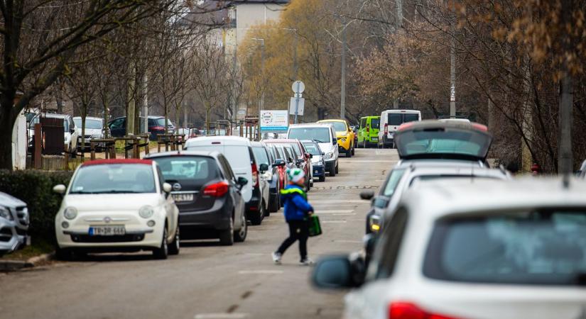 Gyermekrablóktól rettegnek a falvakban, gyanús autó járja a Dunántúlt