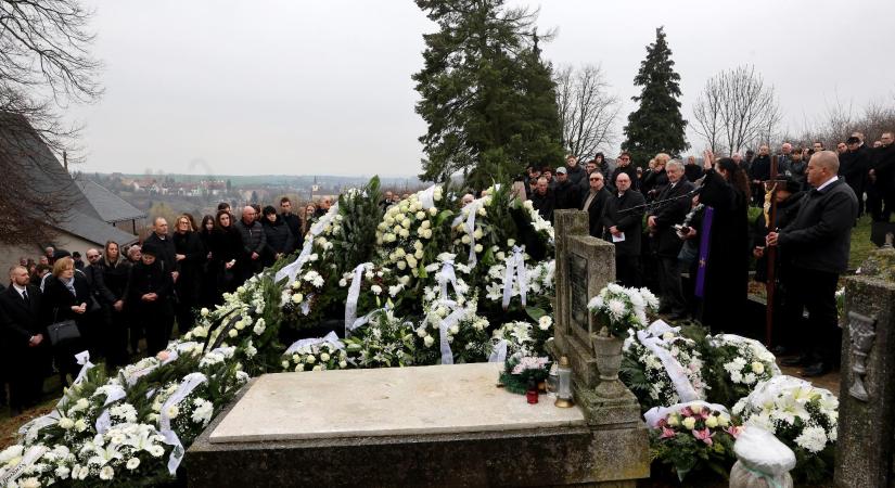 A hernádvécsei temetőben elbúcsúztatták Bényi Ildikó televíziós műsorvezetőt