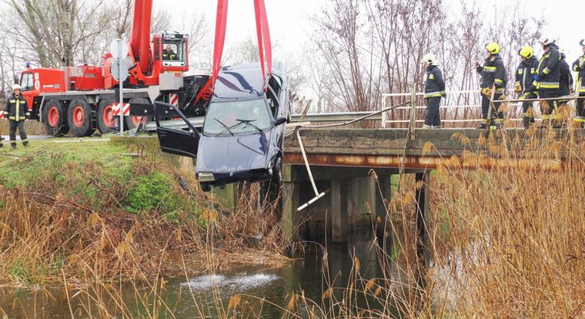 Meghalt egy utas a Duna-völgyi-főcsatornába zuhant személyautóban