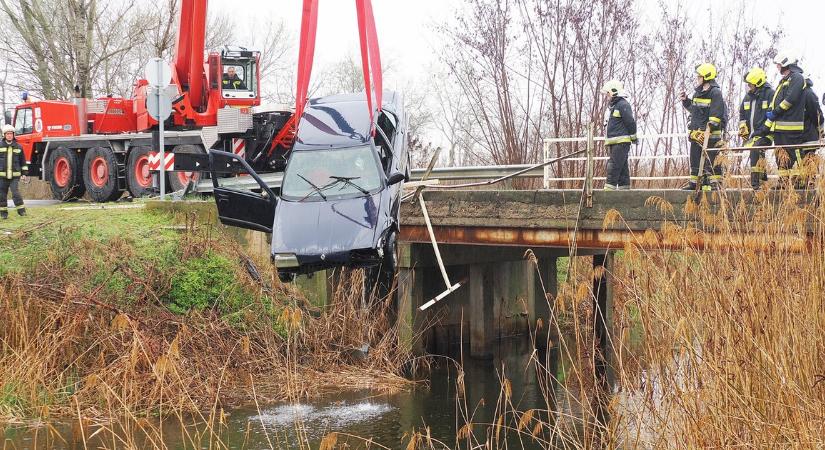 Most érkezett: a Duna-völgyi-főcsatornába zuhant egy autó, meghalt az egyik utas