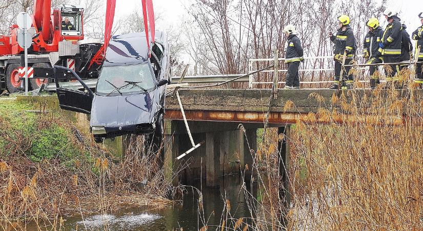 A csatornába zuhant egy autó, a balesetnek halálos áldozata van