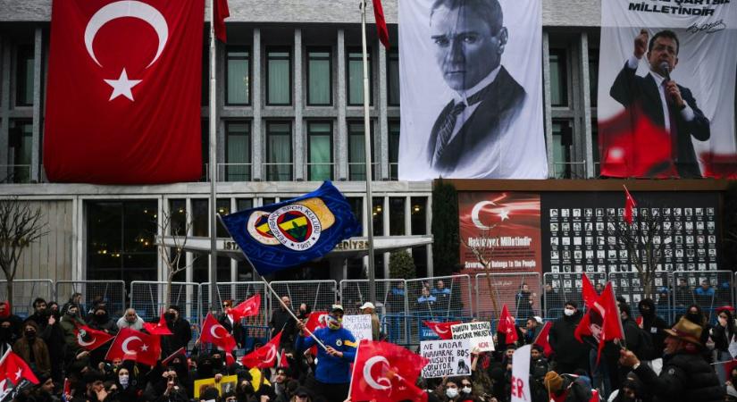 Már ezernél is több tüntetőt tartóztattak le, Erdogan szerint erőszakos mozgalommá váltak a demonstrációk Törökországban