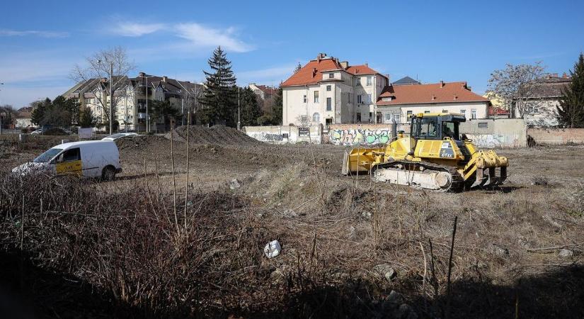 Készül a terep az új üzletnek a vasútállomás mellett, van egy tippünk, hogy mi épül