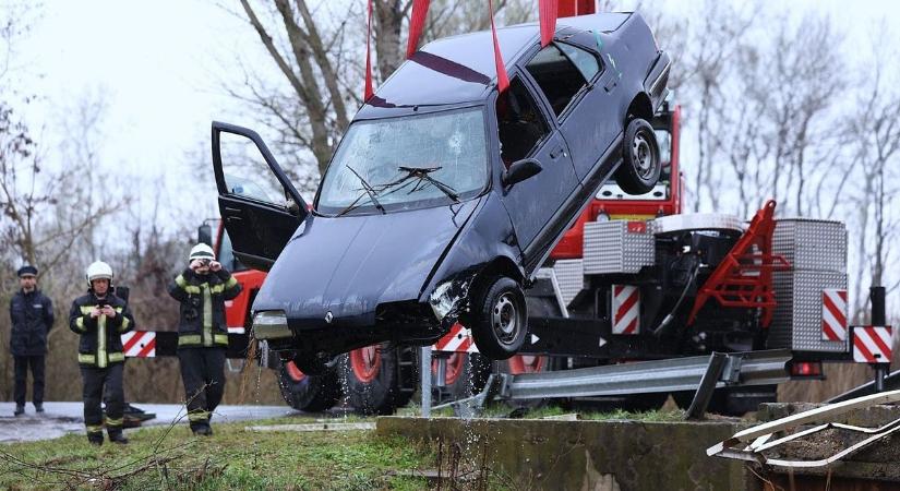 Horrorbaleset Kunadacsnál, egy hős tűzoltó mentette ki a csatornába zuhant embereket