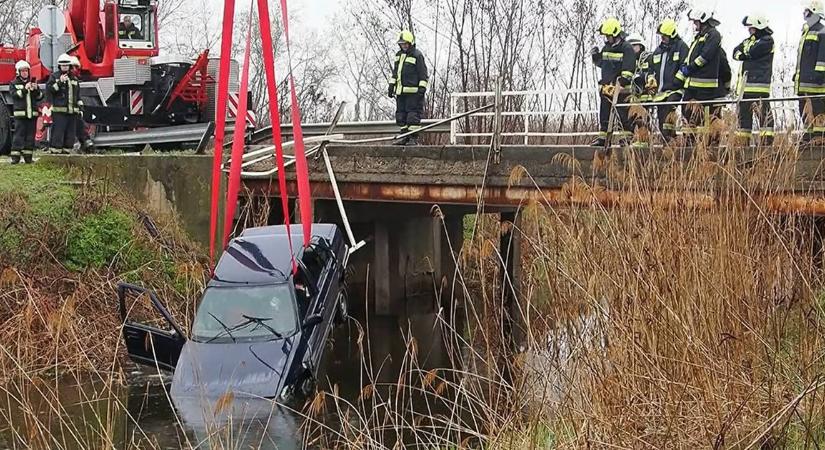 Szabadnapos tűzoltónak köszönheti életét a kunadacsi baleset túlélője, a csatornába zuhantak autójukkal: drámai részletek