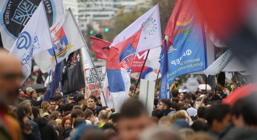 Ezrek tüntetnek a Vezérkar épületénél (fotókvideó)