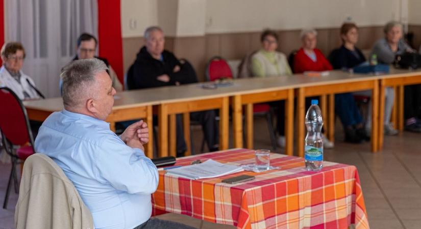 A polgármesterrel beszélhettek a nyugdíjasok