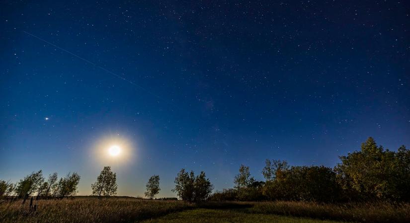 Komárom-Esztergom vármegyében hirtelen világosabb lett este, rendkívüli káprázat terítette be az eget