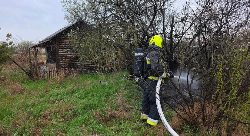 Kigyulladt egy fatárolóként használt melléképület Békésen