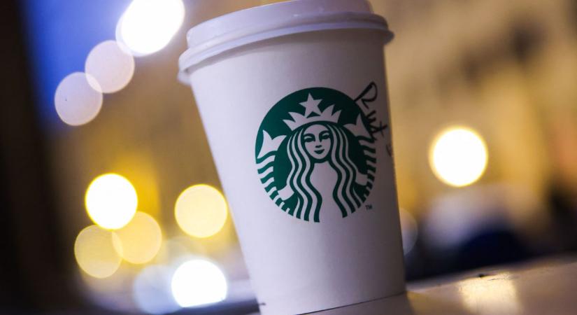 Forró kávéra hidegzuhany: nagy veszteség felé menetelhet a Starbucks – dollármilliárdokba kerül a nagy megújulás