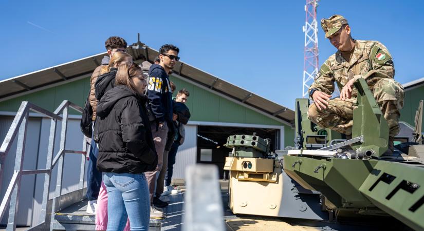 Hatszáz középiskolás vett részt vásárhelyi laktanya-látogatásokon