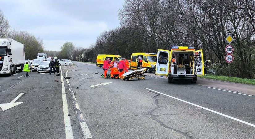 Két autó ütközött össze a 47-es úton, a mentők már a helyszínen