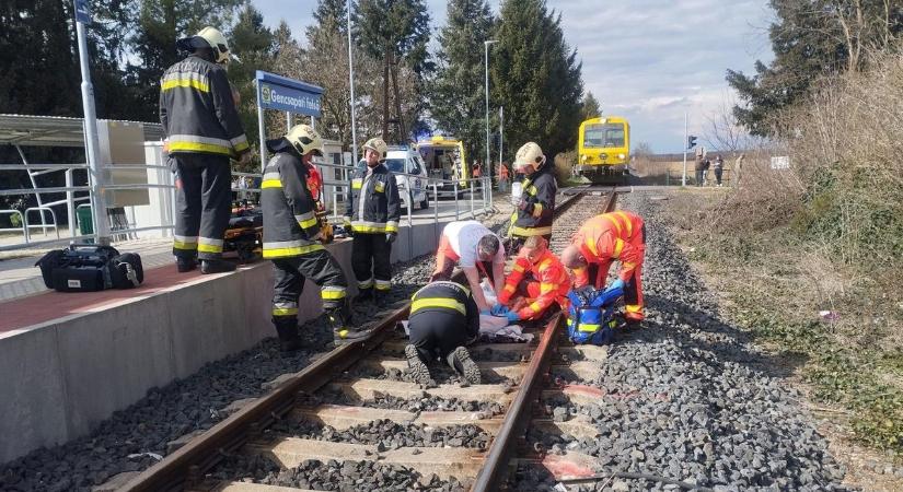 Vonat elé feküdt egy férfi Gencsapátinál - Fotókon mutatjuk, hogyan mentettek a tűzoltók