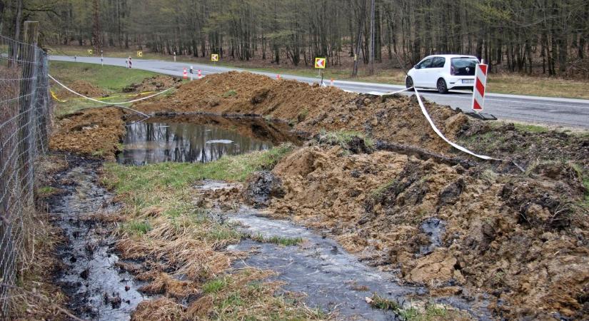 Még mindig ott a kiömlött bitumen a három hete történt baleset helyszínén