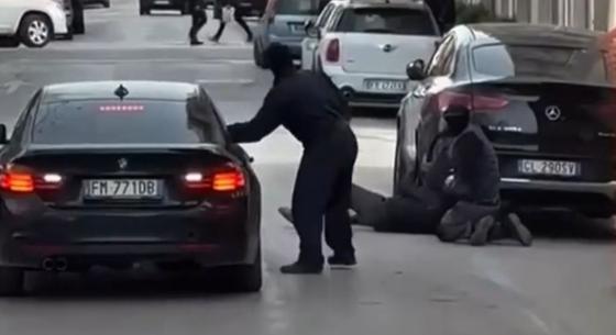 Fényes nappal úgy loptak el egy sokmilliós Mercedest Olaszországban, hogy egy BMW-vel eltolták – videó