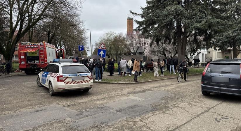 Tűz ütött ki egy hajdú-bihari iskolában! Közel 200 diáknak kellett elhagyni az épületet – fotókkal, videóval