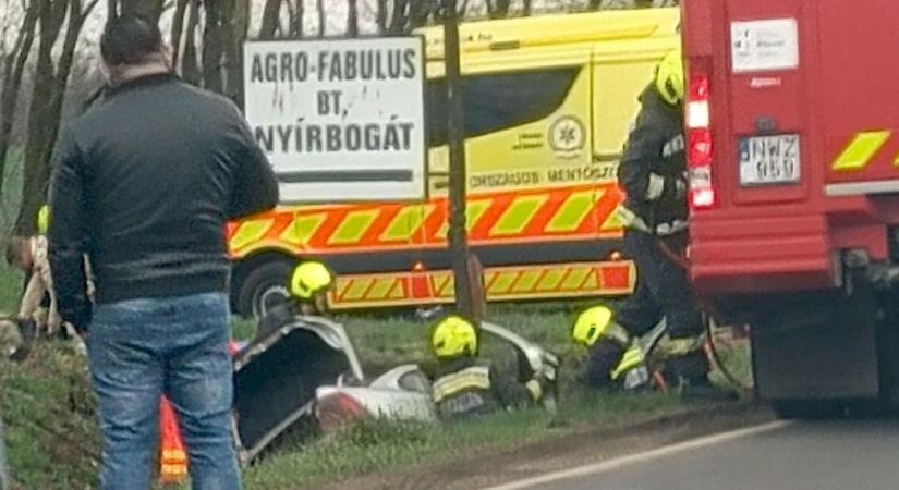 Borzalom, ami történik! Újabb szörnyű baleset: árokba csapódott egy autó Nyírbogátnál. Mentőhelikopter a helyszínen!