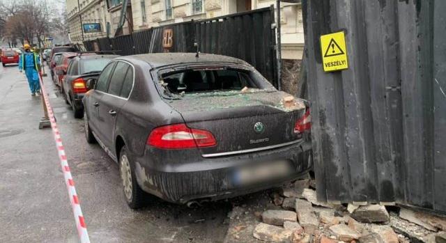Parkoló autókban tett kárt egy budapesti építkezésen leomló fal