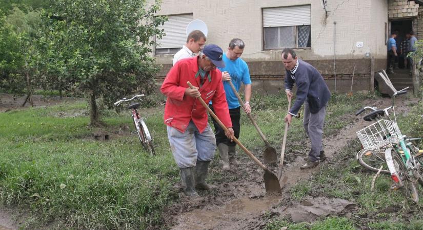 Csónakon is mentették az embereket az árvíz elől (galéria)