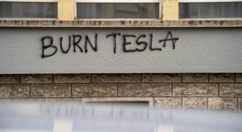 Már az FBI foglalkozik a Tesla-vandálokkal