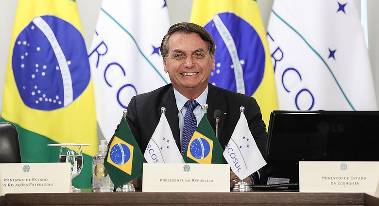 Brazília teljesen leégett, Bolsonaro széttárta a karjait