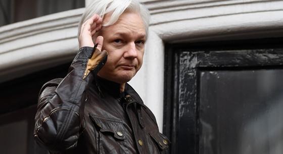 Nem hagyhatja el a börtönt Julian Assange