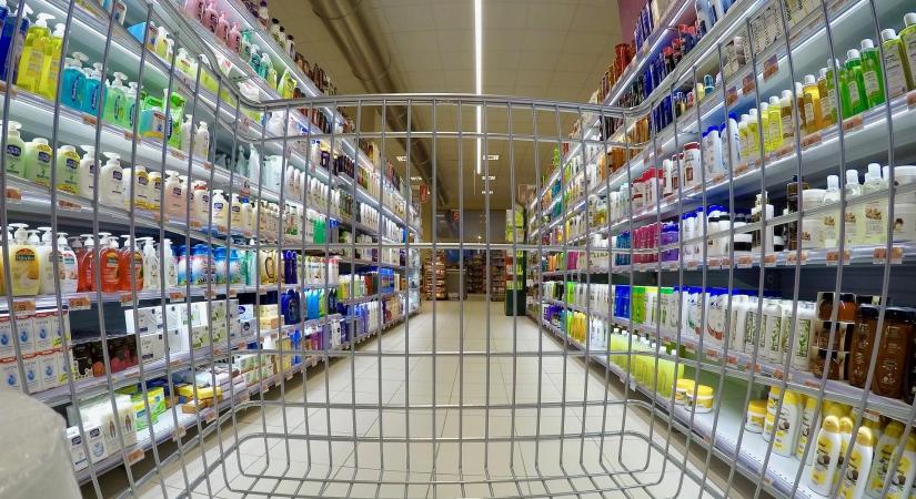 Zsigó Róbert: 874 élelmiszernek csökkent az ára az árrésstopnak köszönhetően