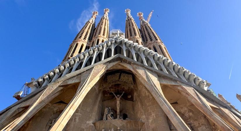 Három művész verseng azért, hogy megtervezhessék az 1882 óta épülő Sagrada Familia főhomlokzatát